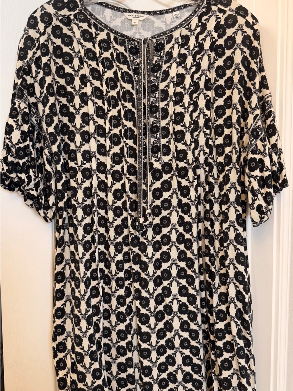 Max Studio Black & Cream Floral lightweight dress